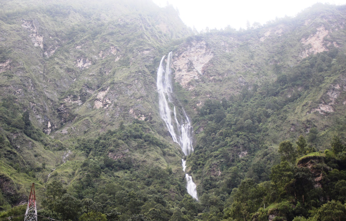 तिल्याङबाट देखिएको दोसल्ले झरना